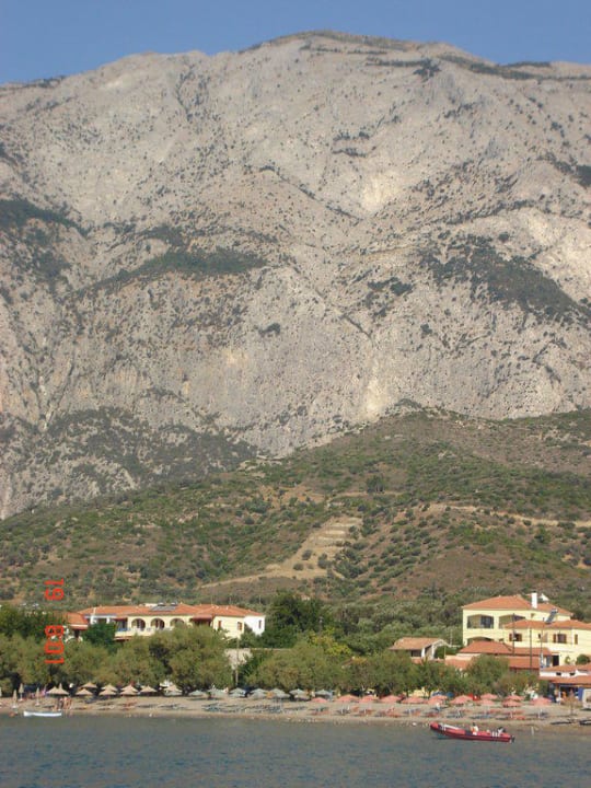 Blick vom Wasser auf Hotel und den Berg Kerkis Votsalakia Beach