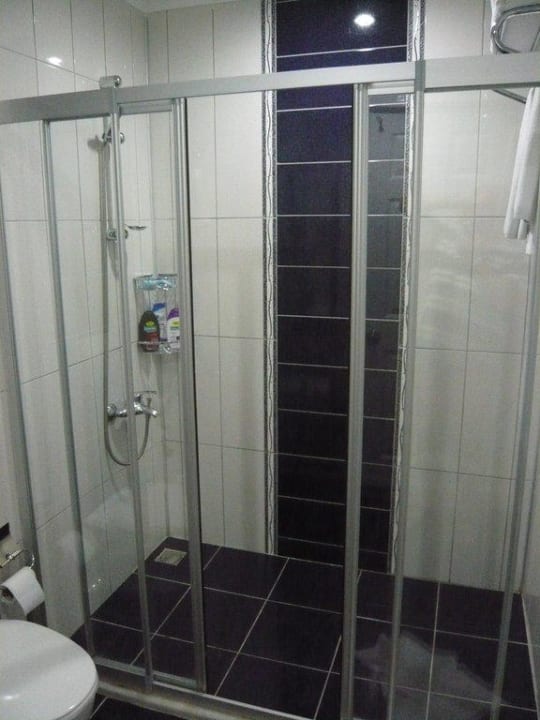 Dusche im neuen Appartement Hotel Sirma