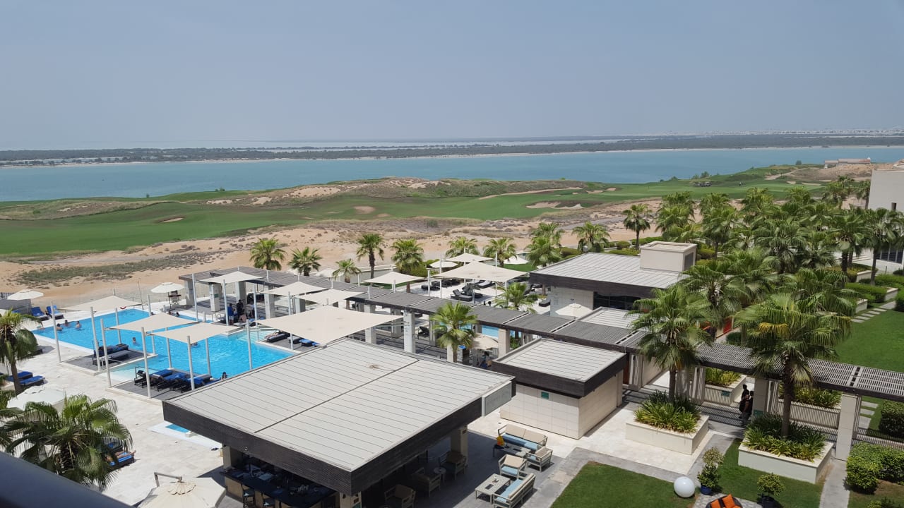 Pool Crowne Plaza Hotel Yas Island