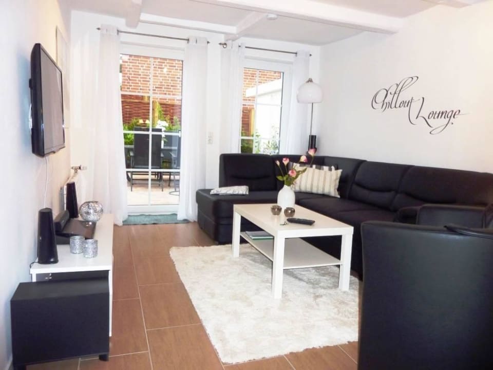 Der Wohnraum des Hauses mit Zugang zur Terrasse   Lemke Ferienhäuser - Ferienhaus 12