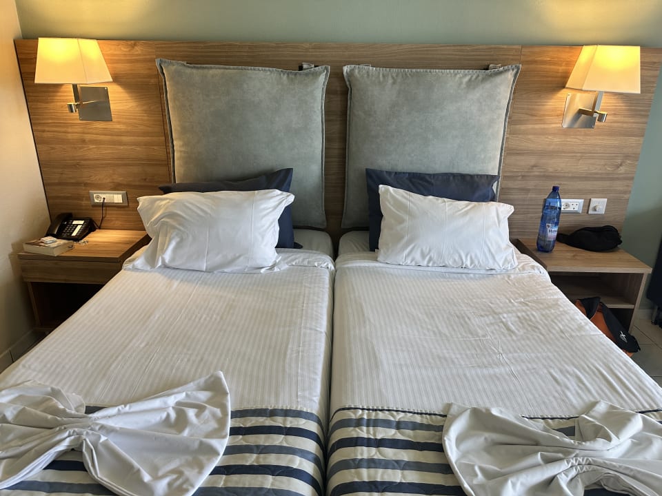 Zimmer Acharavi Beach Hotel