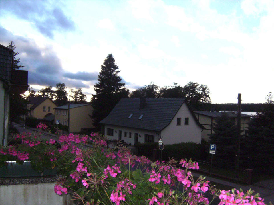 Blick vom Balkon nach links (hinten See) Hotel Pension Poppe