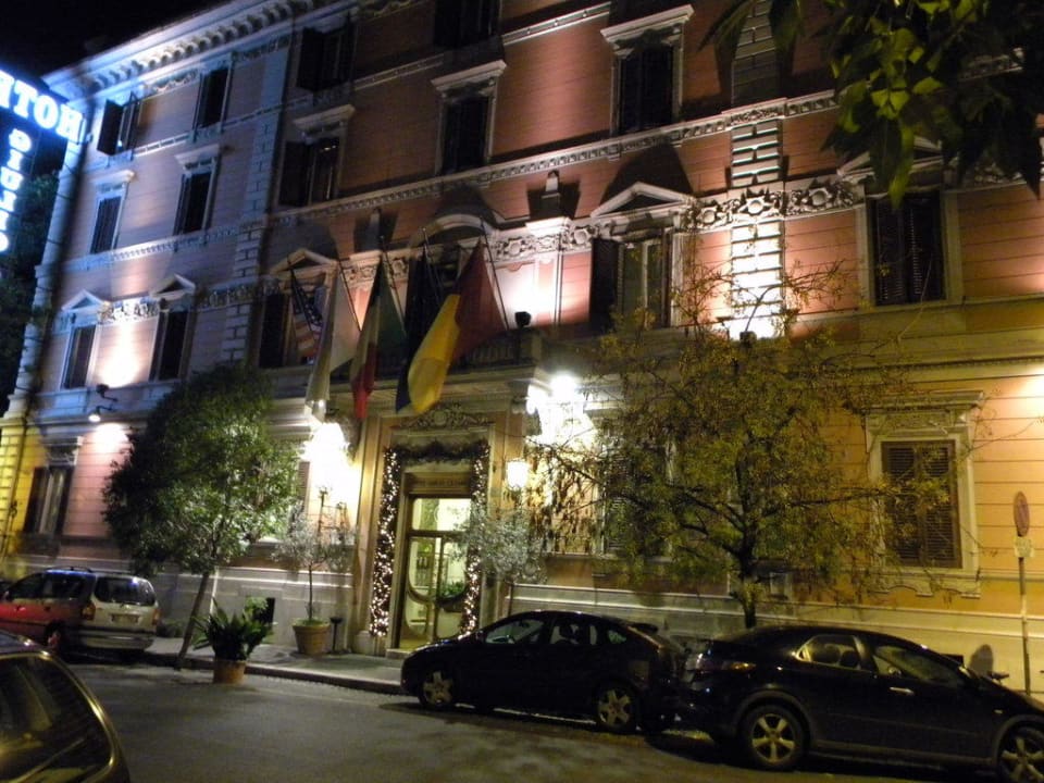 Hotelfassade bei Nacht Hotel Giulio Cesare
