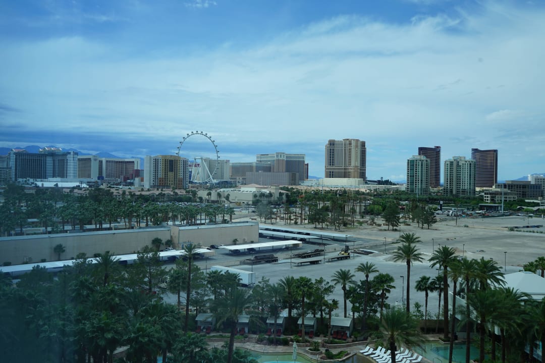 Pool und Vegas Virgin Hotels Las Vegas, Curio Collection by Hilton