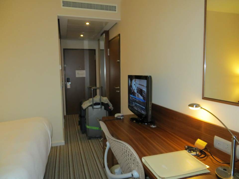 Blick zur Tür, enger Gang Hilton Garden Inn Frankfurt Airport