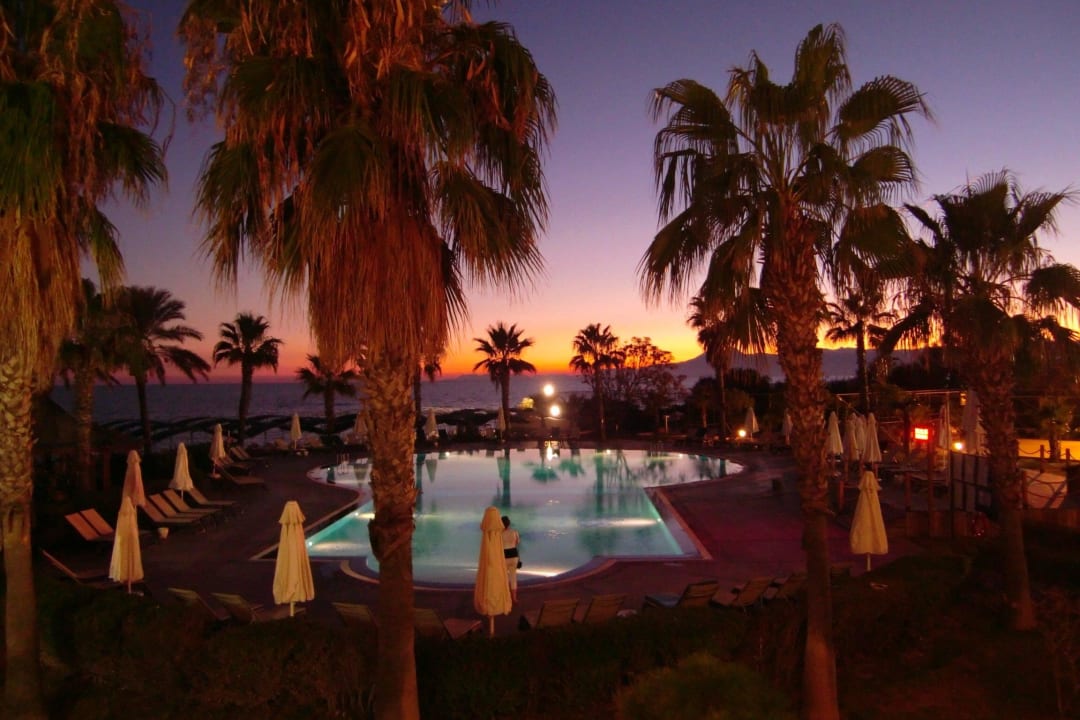 Abendessen auf der Terrasse bei Sonnenuntergang Papillon Belvil
