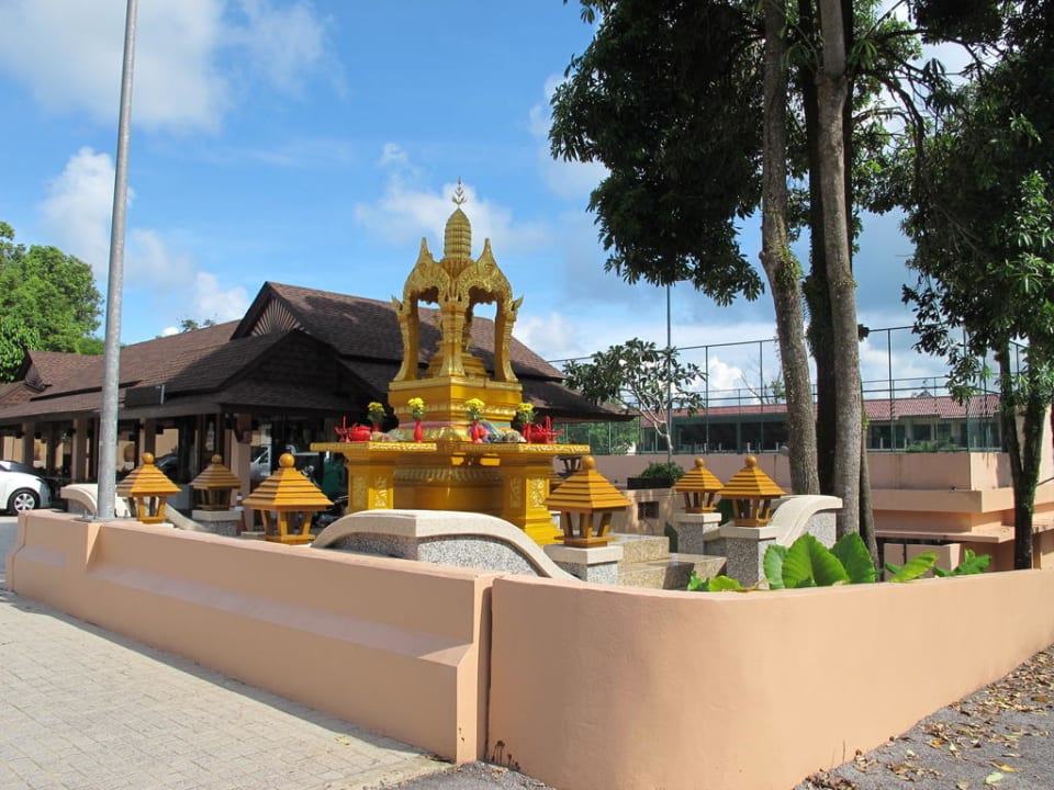 Tempel vor dem Hotel Khao Lak Merlin Resort