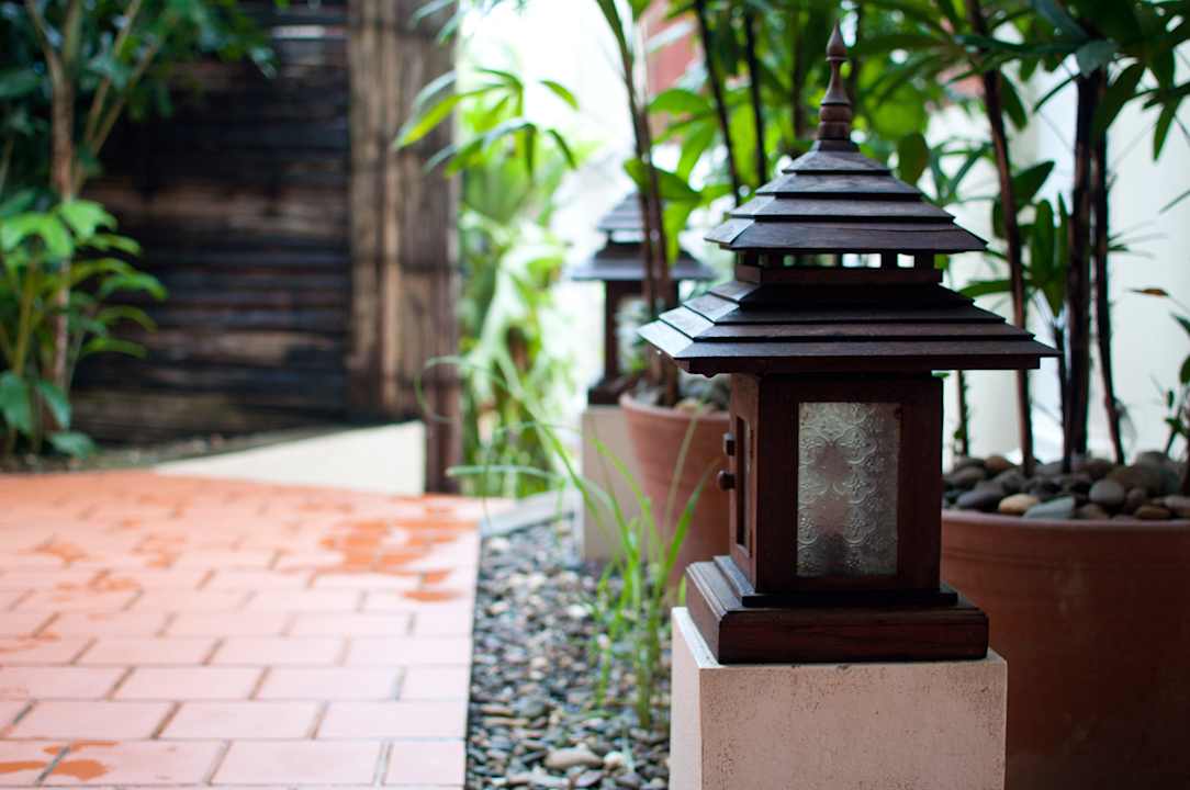 Garden lights. Hotel Villa Deux Rivieres