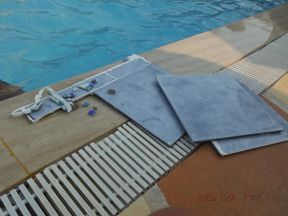 Ein Teil der Fliesen die sich gelöst haben Grand Seker Hotel