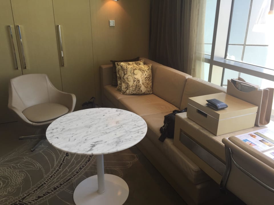 Sitzecke im Deluxe Room Conrad Abu Dhabi Etihad Towers