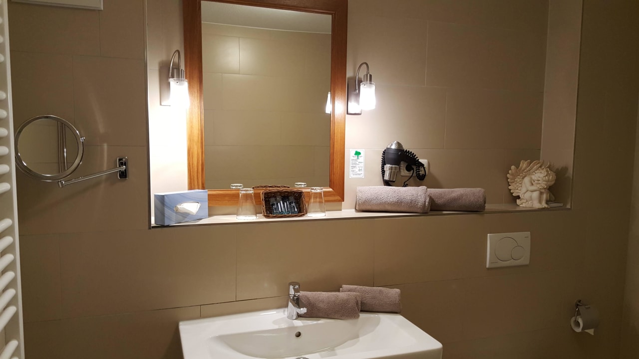 Badezimmer im Prestige Zimmer Hotel Ampervilla