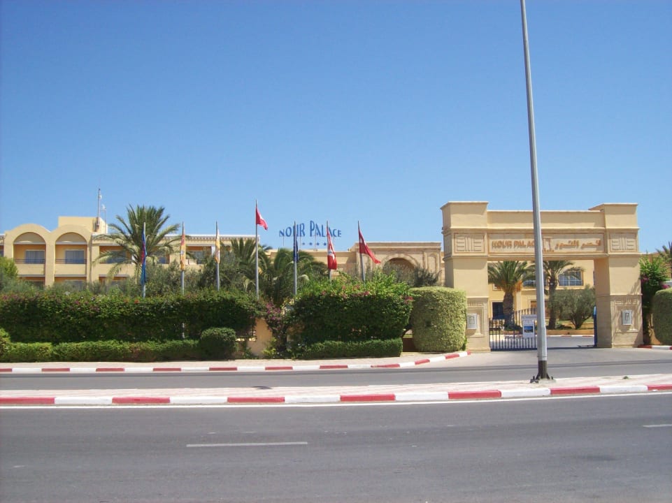 Von der Straße aus betrachtet Nour Palace Resort & Thalasso