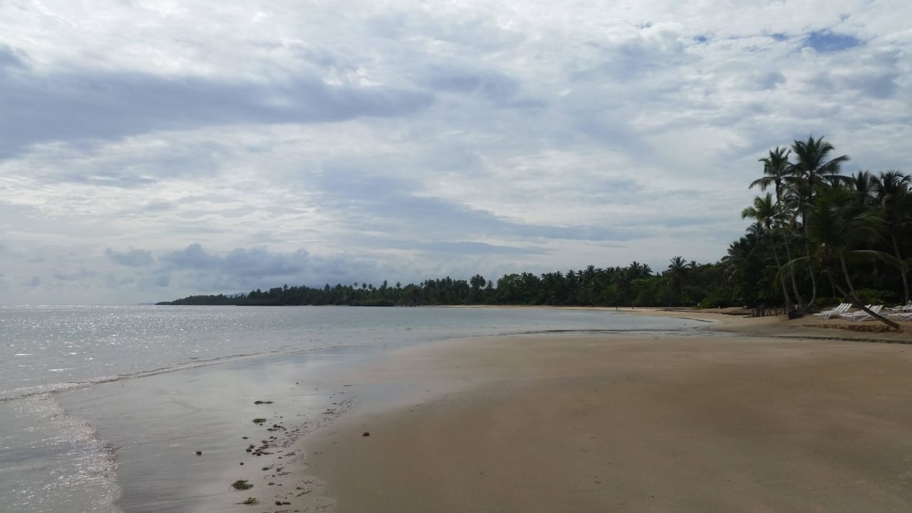 Rechts vom Hotelstrand Bahia Principe Grand El Portillo