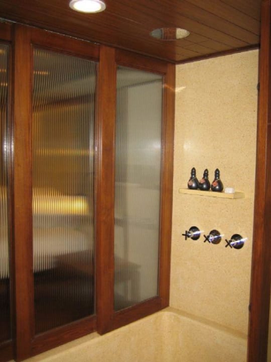 Badewanne mit geschlossenen Schiebetüren Anantara Hua Hin Resort