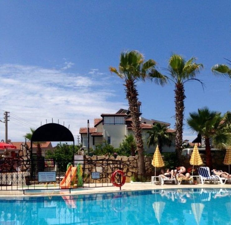 Am Pool  Semoris Hotel