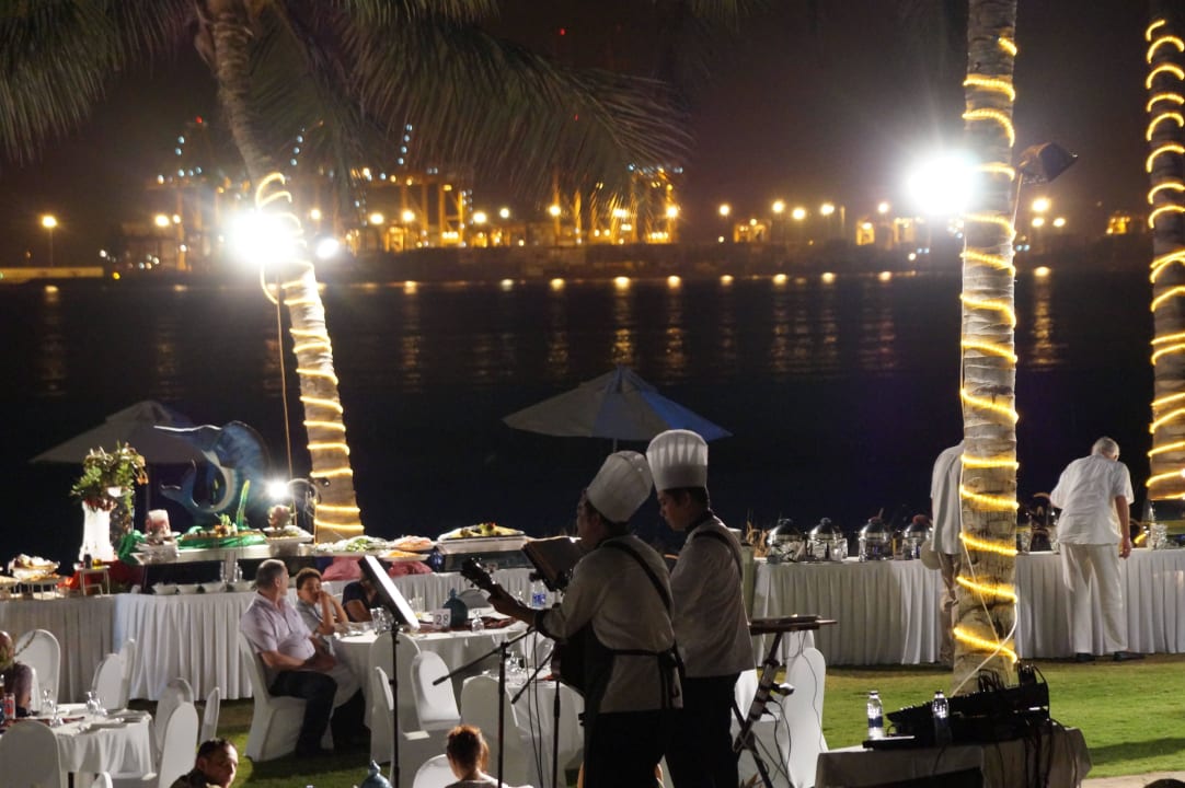 Büffet im Garten Hilton Salalah  Resort