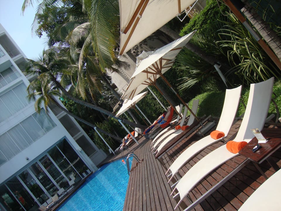 Gemütliche Liegen am Pool Hotel Baraquda Heeton Pattaya by Compass Hospitality