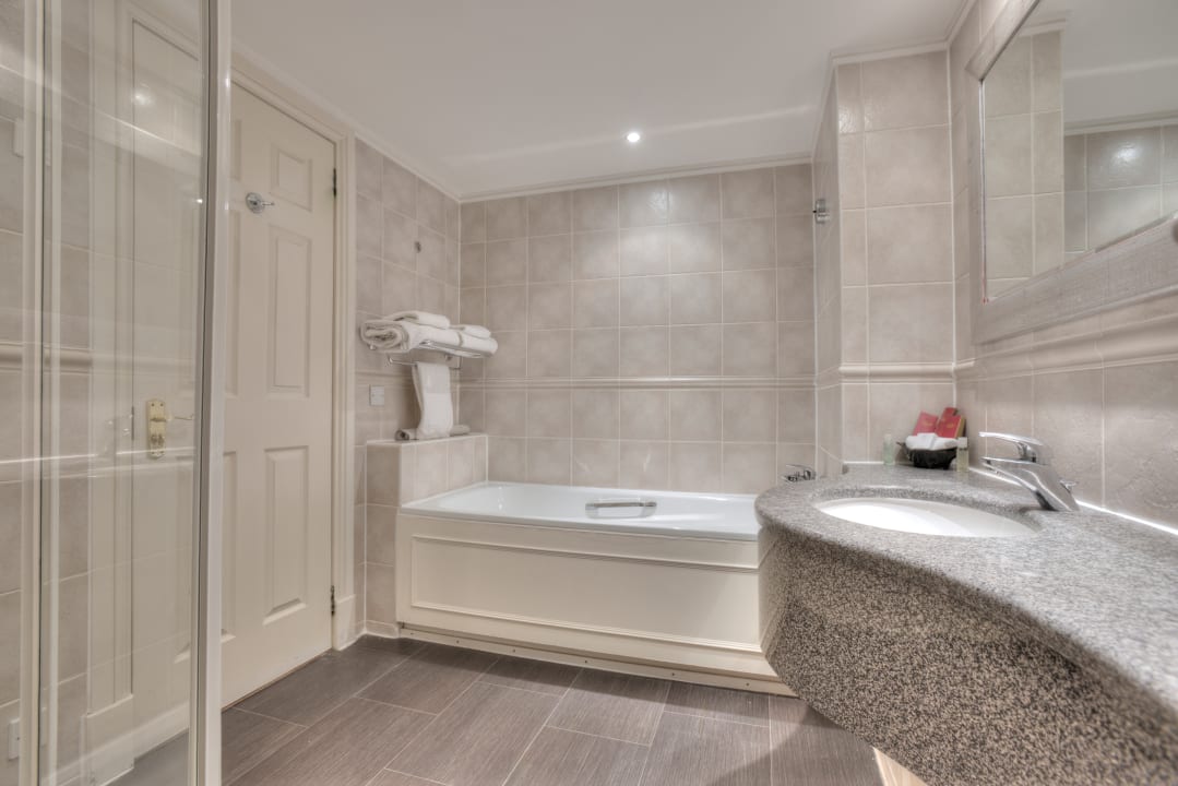 Zimmer Muthu Newton Hotel