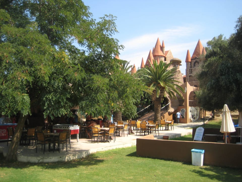 Poolbar vor Harry-Potter-Schloss Club Resort Atlantis