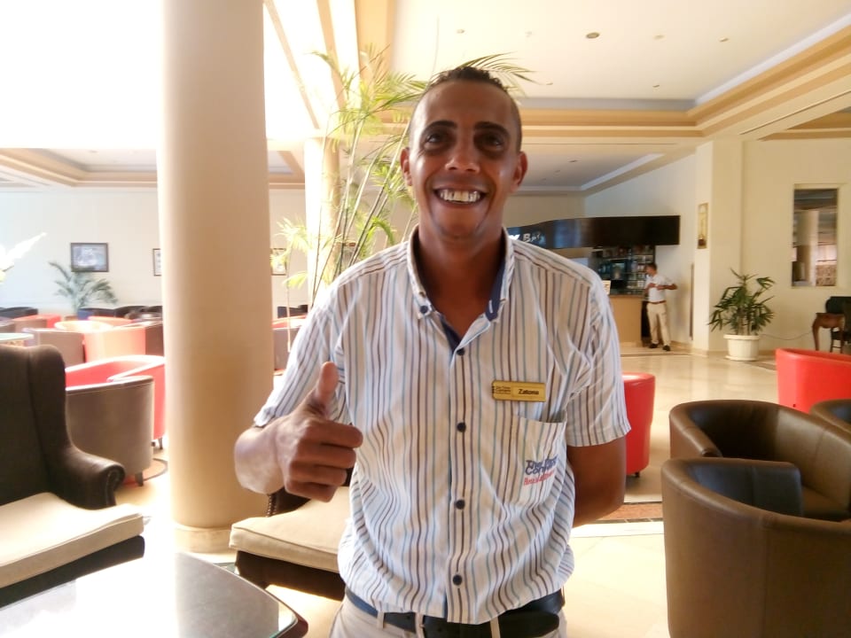 Zatona von der Beachbar, flink und nett. Three Corners Sea Beach Resort