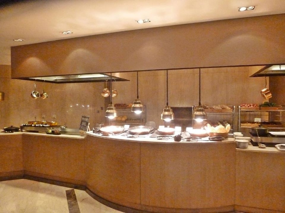 Dinner im Cafe Knosh The Leela Ambience Convention Hotel Delhi