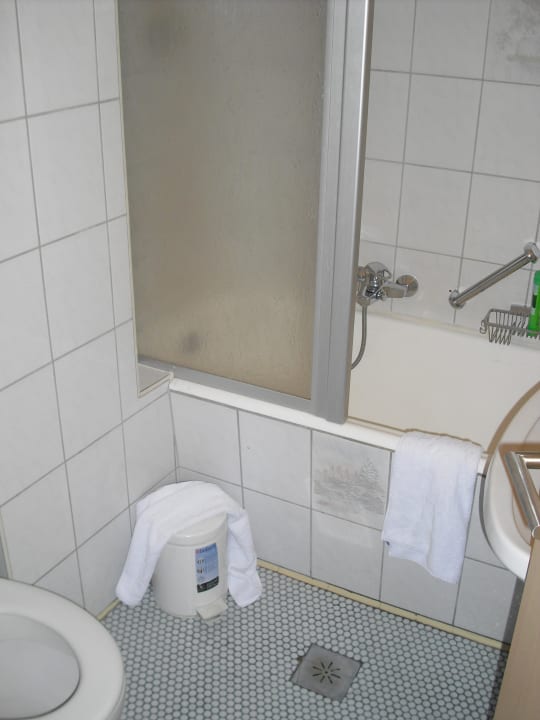 Badezimmer wobei die Tür am Waschbecken ansteht Hotel Panther'A