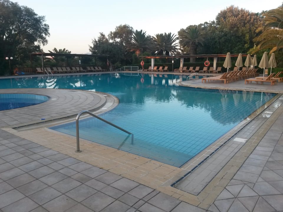 Pool um 06:00 Uhr Apollonia Beach Resort & Spa