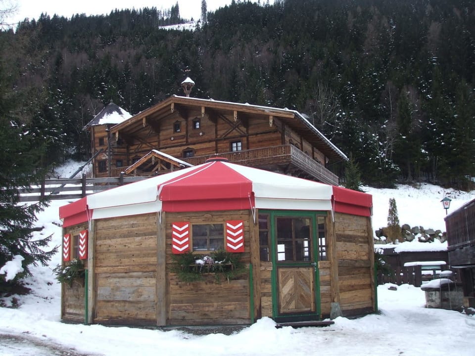 Schiefe Alm samt "Schnapshütte" davor MONDI Schiefe Alm Gastein