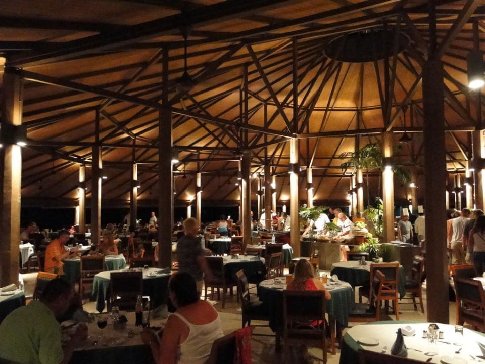 Das Restaurant am Abend Embudu Village