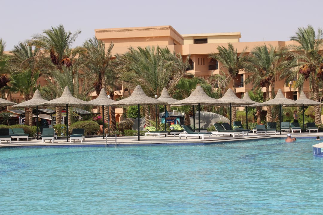 Pool mit Blick auf dem T Block Giftun Azur Resort
