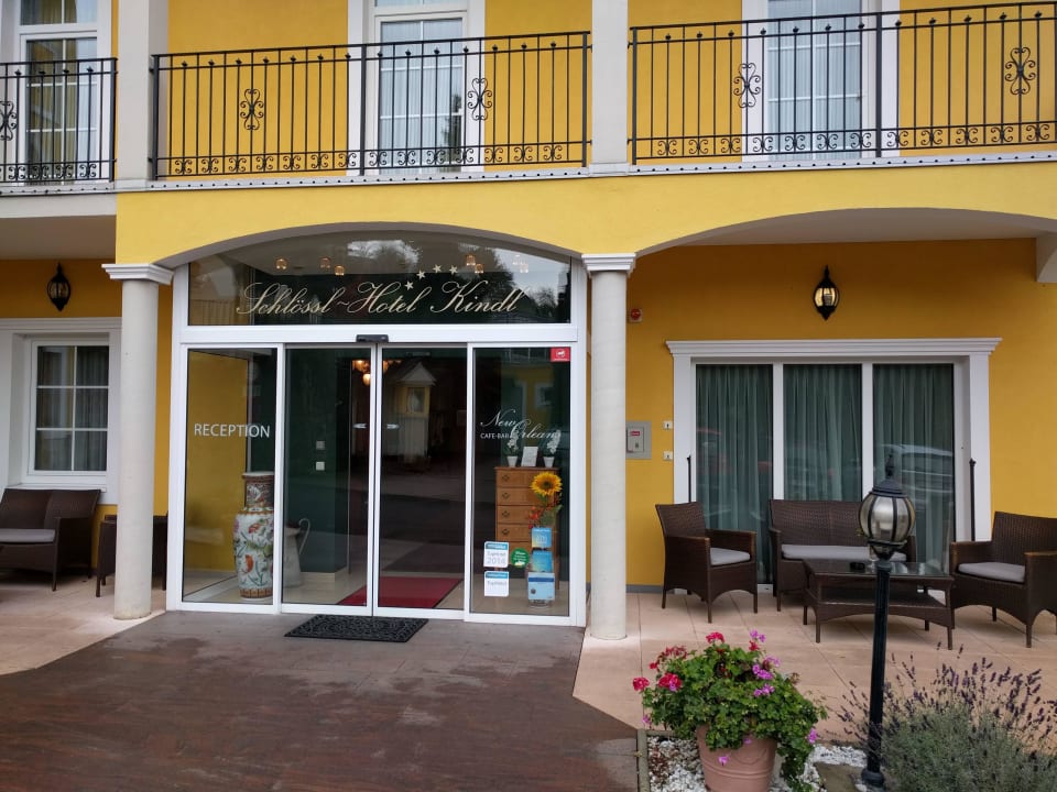Blick auf den Haupteingang Schlössl Hotel Kindl