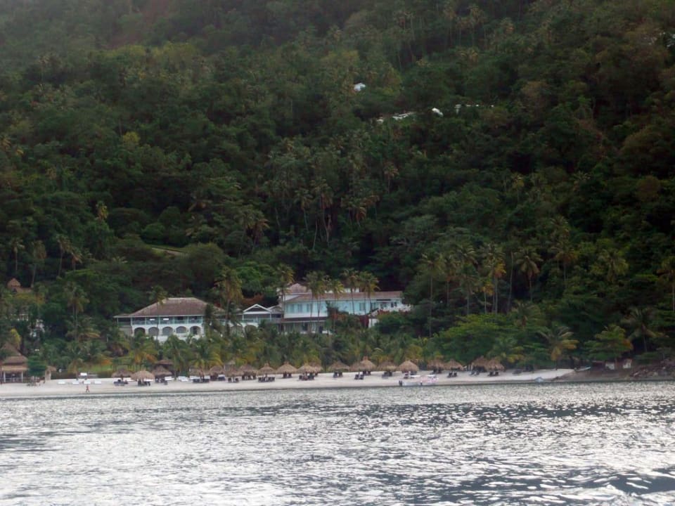 Blick auf das Hotel vom Meer aus Hotel Sugar Beach Viceroy Resort