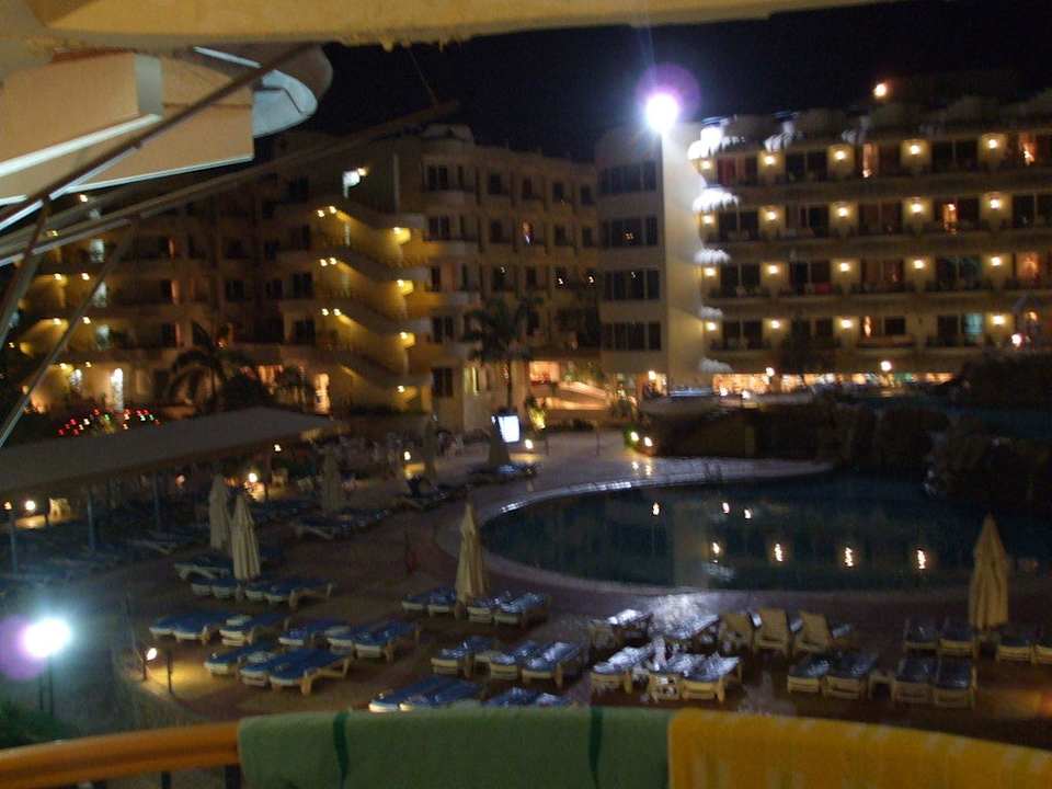 Basen nocą Seagull Beach Resort