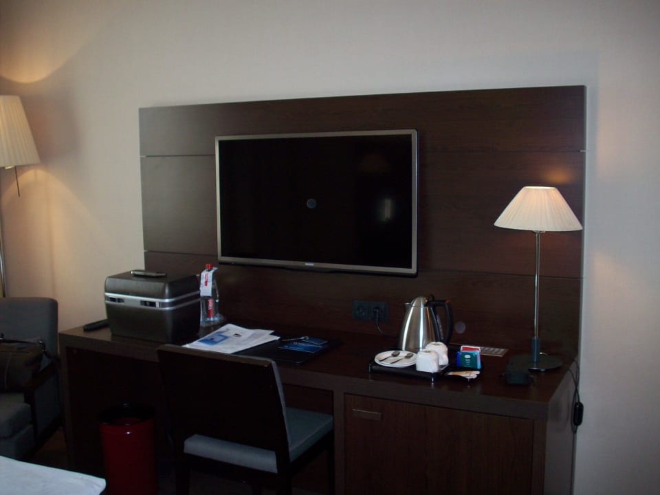Großer TV und kleine Tee/Kaffee-Ecke Hotel NH Frankfurt Airport