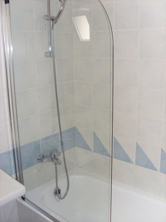 Wanne im Badezimmer Grand Hotel Holiday Resort