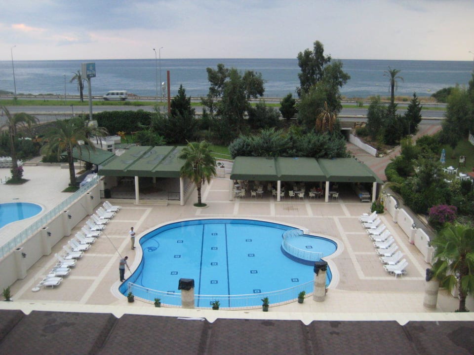 Pool groß zu sehen vom Zimmer Club Hotel Mirabell
