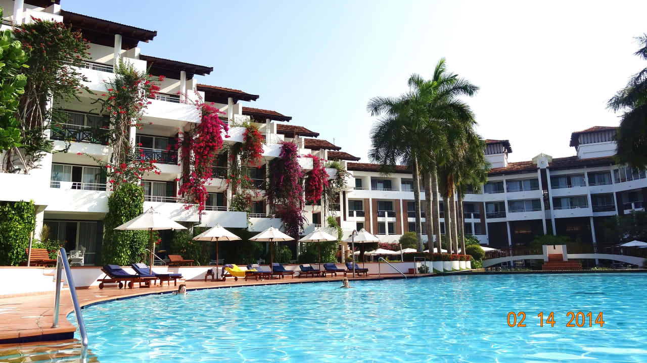 Grosser runder Pool in der Mitte der Anlage Hotel Lanka Princess Ayurveda