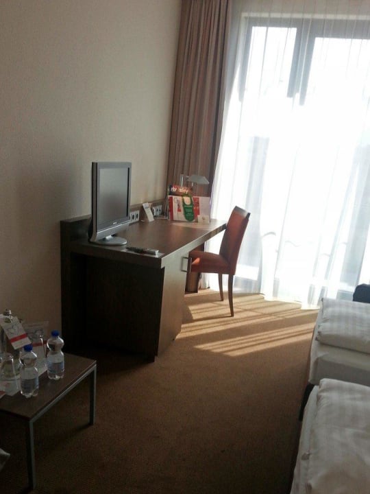 Modernes Zimmer mit Schreibecke IntercityHotel Dresden