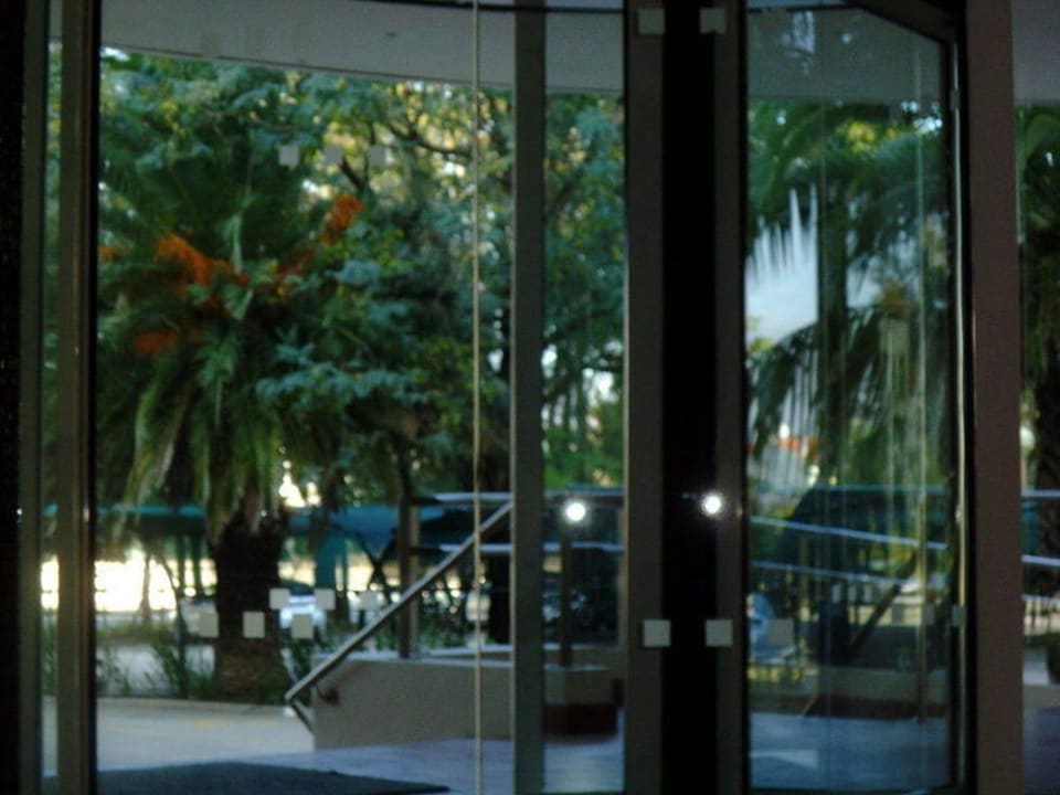 Eingang Ozadi Altura Beach Resort