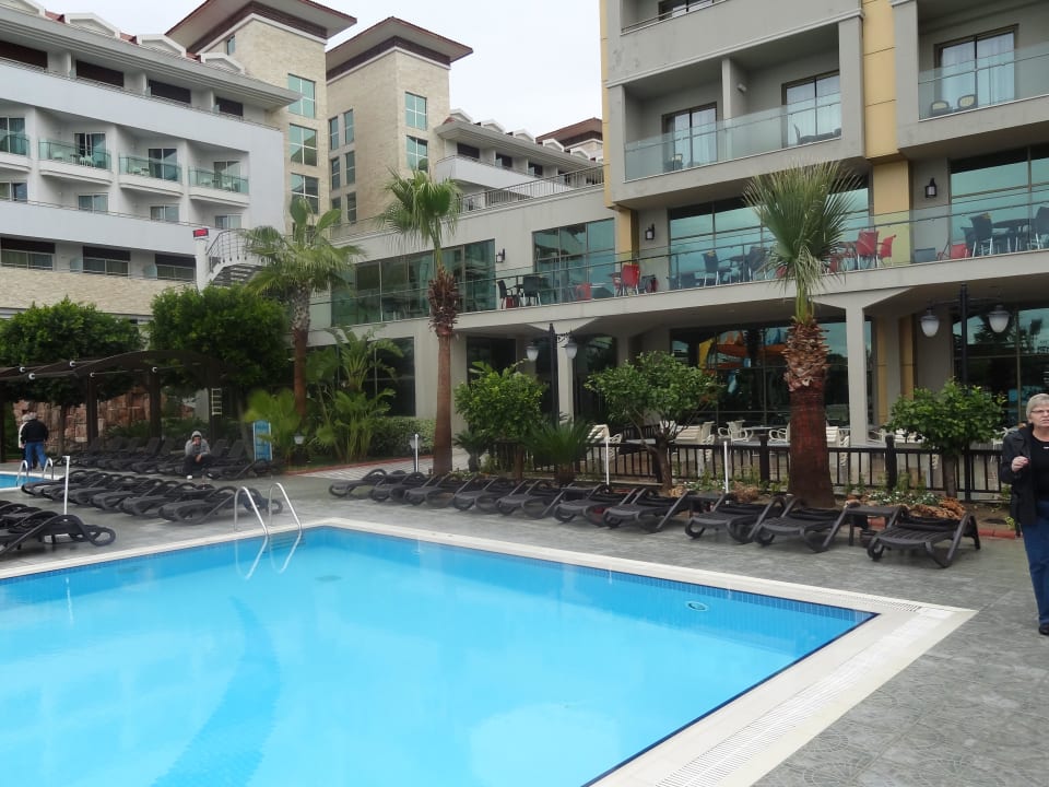 Pool mit Restaurant-Terrasse  im Hintergrund Aydinbey Kings Palace & Spa