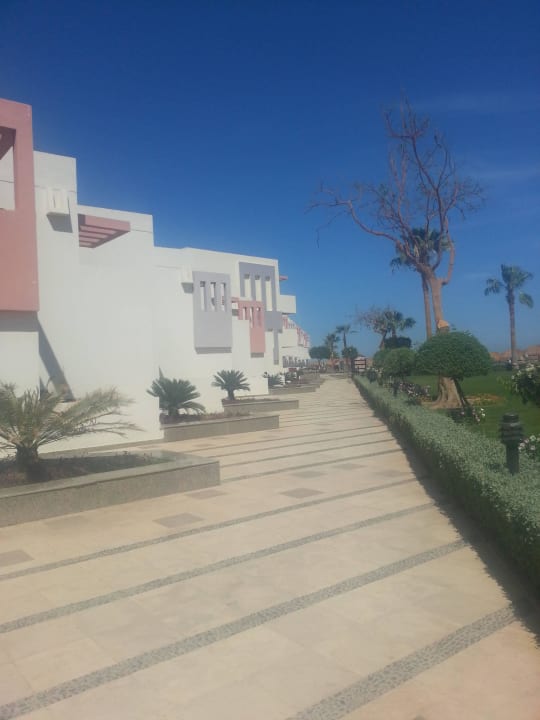 Links die Zimmer, der Weg geht vor zum Strand SUNRISE Crystal Bay - TUI BLUE