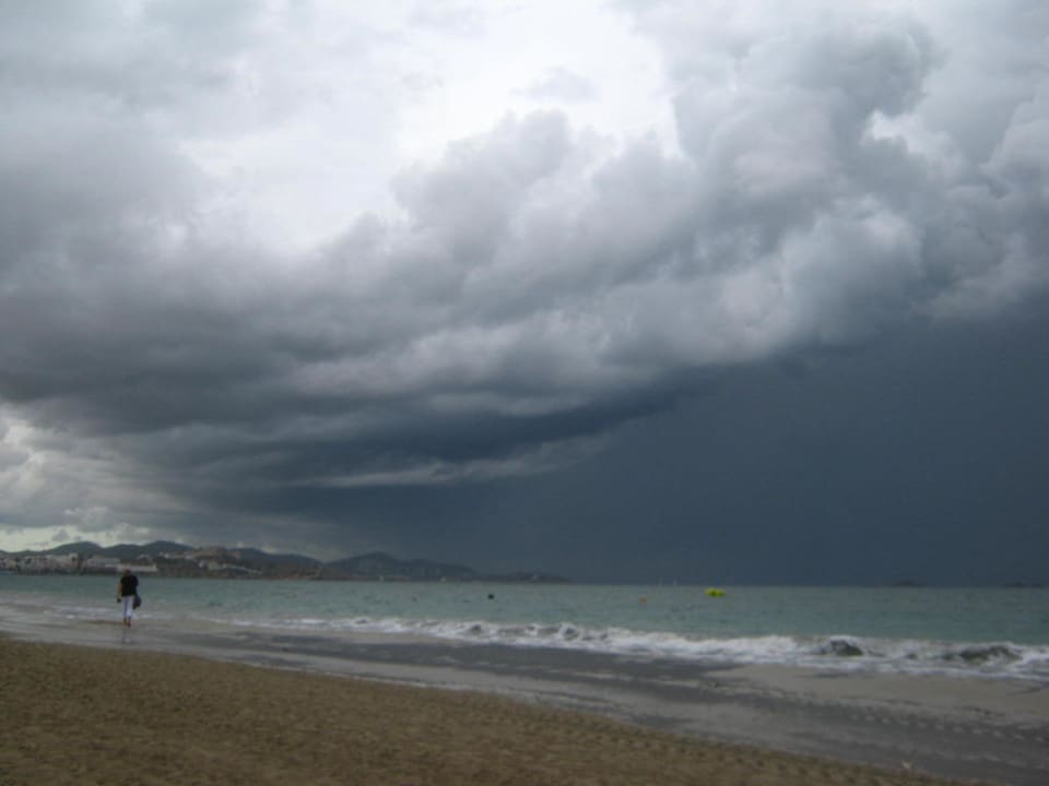 Strand bei beginnendem Unwetter, Spaziergang Grand Palladium White Island Resort & Spa