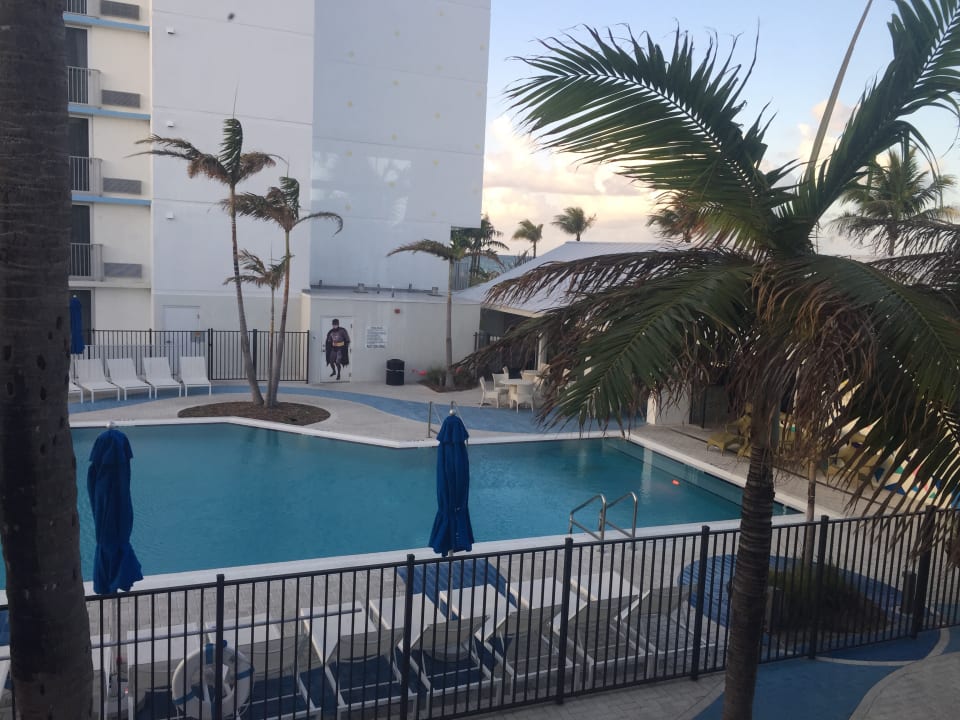 Pool Plunge Beach Hotel