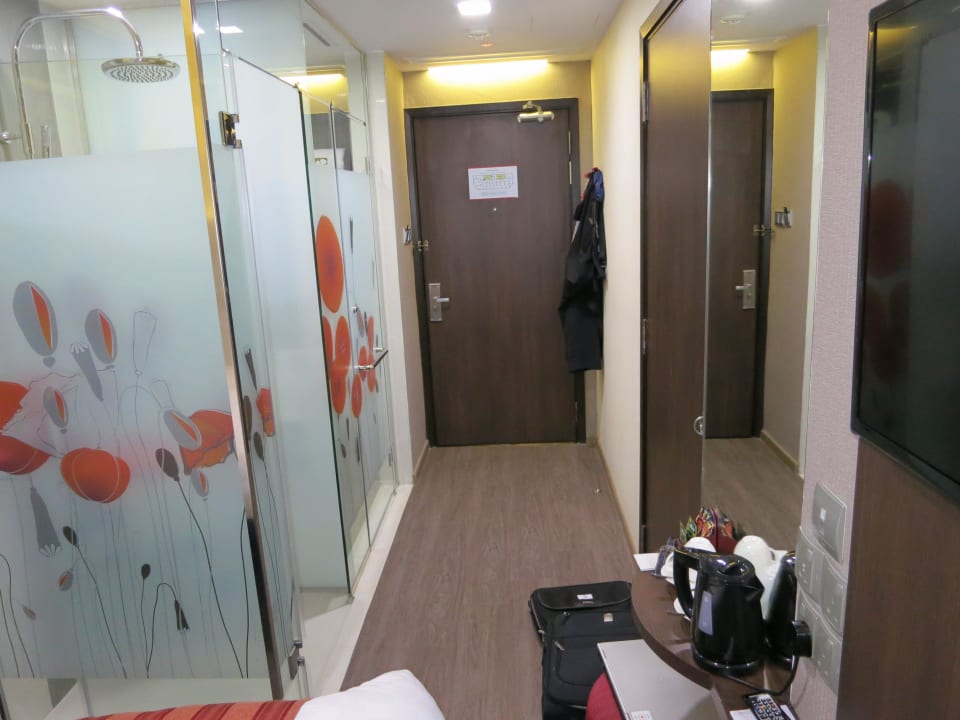 Flur zum Badzimmer mit Kleiderhaken beim Eingang Hotel Clover 5 HongKong Street