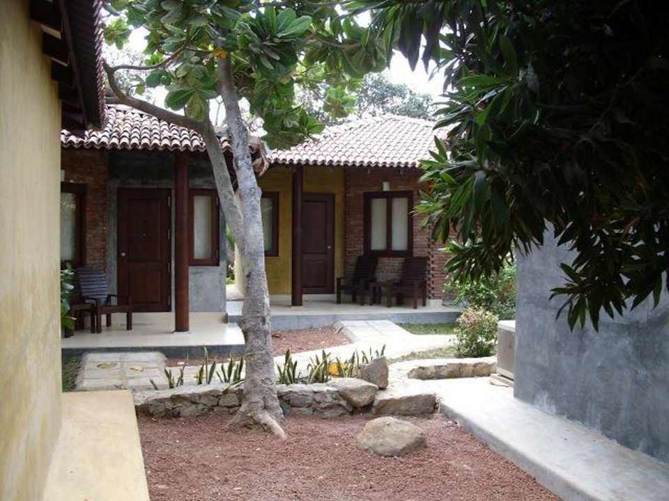 Garten bei den Bungalows Club Hotel Dolphin
