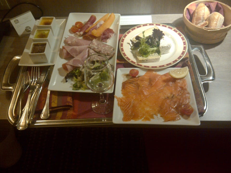 Später Check-in und einen kleinen Snack bestellt! Mercure Hotel Dinan Port Le Jerzual