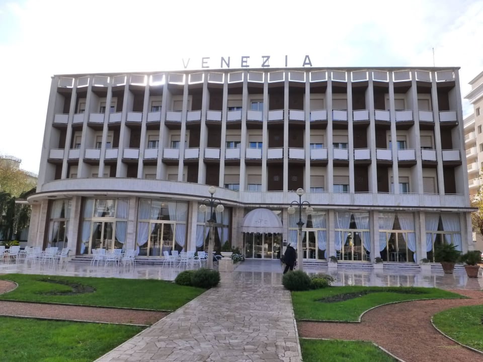 Blick von der Strasse zum Hotel Hotel Terme Venezia
