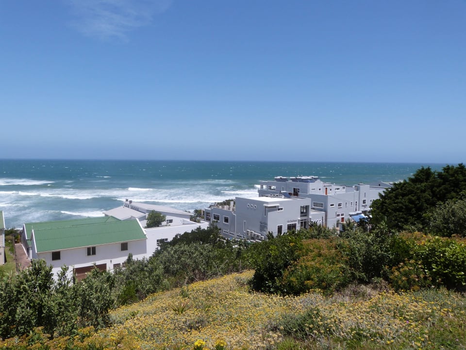 Blick auf Hotel und Meer Morgan Bay Hotel