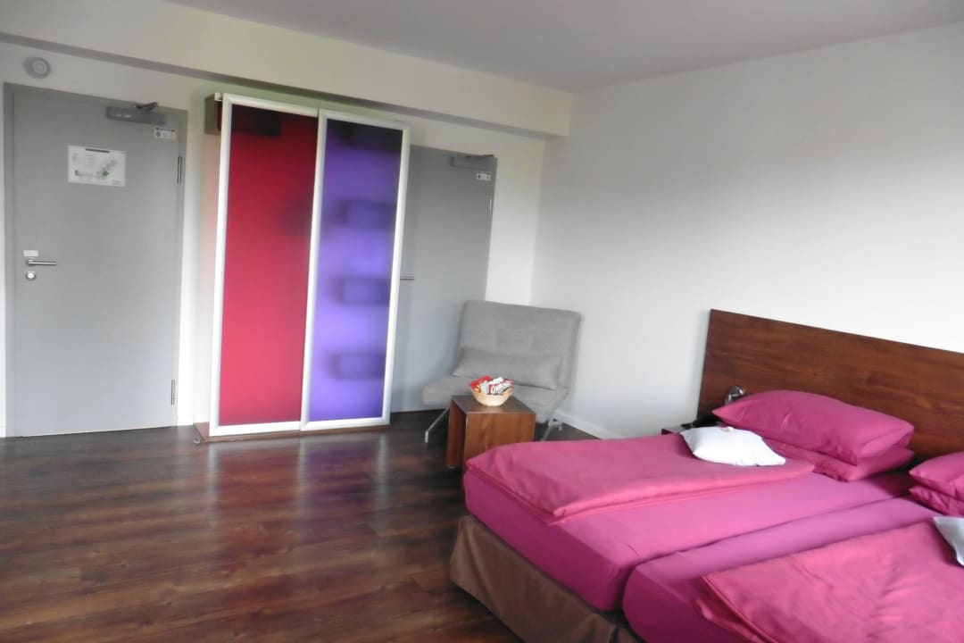Bett, Sessel & Schiebeschrank Auszeit Hotel Düsseldorf