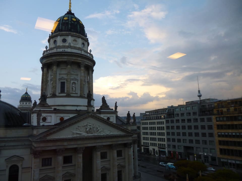 Blick vom Restaurant auf den Gendarmenmarkt abends Hilton Berlin